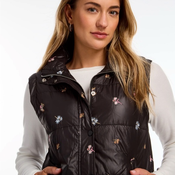 NWOT FDJ flower embroidered puffer vest. Size large - Picture 3 of 8